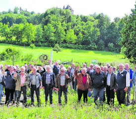 Die Teilnehmer der diesjährigen Generalversammlung der Eidgenössischen Turnveteranen im Landwirtschaftlichen Zentrum Liebegg, Gränichen. Im Hintergrund das Schloss Liebegg. (Bild: zVg.)