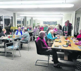 Im «Sunnepark» Oberkulm ging es gemütlich zu und her. Bald wird auch der Samichlaus den mit schönen Krippen dekorierten Gemeinschaftsraum besuchen.