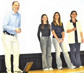Ein excellenter Redner: David Bittner mit seiner Familie, Rowena, Léonie sowie Ehefrau Cécile (v.l.) nimmt den rauschenden Applaus entgegen. (Bild: Frieda Steffen)