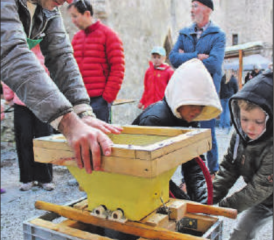 Die Mosttage sind ein Genuss für die ganze Familie: Während die Kinder sich an der Herstellung des süssen Getränks betätigen, können sich die Erwachsenen nach anderen Leckereien umschauen. (Bilder: grh)