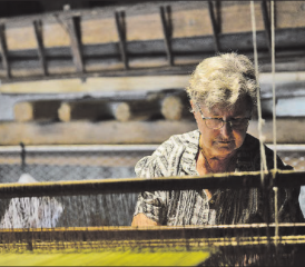 Ein Webstuhl aus einer anderen Zeit und wie er funktioniert, kann man beim Kulturplatz an der Dörflistrasse 1 entdecken. (Bild: zVg.)