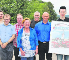Gründungsakt, vorläufig mit vier Vorstandsmitgliedern: Ganz rechts, eine der Hauptfiguren des Vereins Bergrennen Reitnau, Marc Buchser (mit einem Bild von Künstler Victor Fischer), neben ihm in blauen Hemden, Evelyne Woodtli und Roger Feller von der «Equipe Bernoise», die restlichen Männer von rechts: Beat Wälti, Alain Martin und Roger Lehner (Vorstand Verein) und ganz aussen Gemeinderat Nando Suter. (Bilder: Remo Conoci)