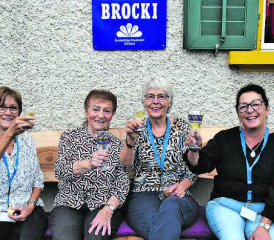 Ein Prost auf ein Jahr und eine neue Bank (v.l.): Annemarie Widmer, Hedi Fischer, Christine Zeller und Silvia Bäni. (Bild: st.)