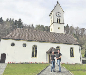 An der offiziellen Übergabe der Kirchenbuchdaten überreichte Gemeindeammann Erich Hunziker (r.) Autor Rolf Bolliger ein kleines Dankeschön. (Bild: zVg.)