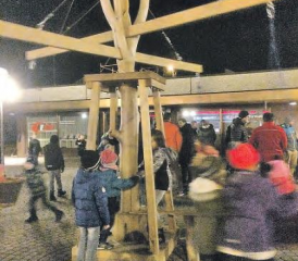 Jugendliche feierten beim Gemeindehaus: Nach dem Eindunkeln wurde das 6. Adventsfenster eröffnet. (Bild: zVg.)