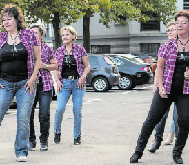 Line-Dance made in Dürrenäsch: Die Line-Dancers begleiten oftmals die Musiker der WynaWest Band und umrahmen den Anlass mit dem richtigen Country-Feeling. (Bilder: dr.)
