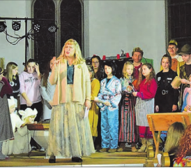 Ein Riesenaufwand steckt hinter diesem Krippenspiel: Pfarrerin Nadine Hassler Bütschi dankte allen, die sich in irgend einer Weise beteiligten. (Bilder: st.)