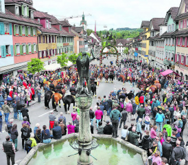 Der Höhepunkt ist da: Der feierliche Einzug im Flecken von Beromünster, begleitet von zahlreichen Zuschauern am Strassenrand. (Bilder: uke.)