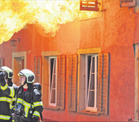 Auch wenn es nur eine Show für das Publikum war: die Angehörigen der Feuerwehr Entfelden-Muhen wussten nicht genau, was im brennenden Haus alles auf sie zukommt. (Bilder: rc.)