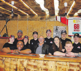 Spieler und Spielerfrauen der Red Lions Reinach als Kellnerinnen und Kellner(v. l.): Pascale Kurt, Glody Bonga-Bonga, Patrick Rothen,Tatjana Dimitri,Alessandro Köppel (neu von Uzwil), Gastgeber Markus Gautschi, Eriks Zubulis, Isabel Naas, Marc Witschi, Gian-Andri Gegenschatz (neu von Will), Jan Vogt. (Bilder: af.)