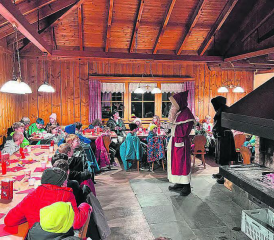 Gemütlicher Lok Reinach-Event: Die Junioren von der E bis U16 Stufe erhielten in der Waldhütte Besuch vom Samichlaus. (Bild: zVg.)