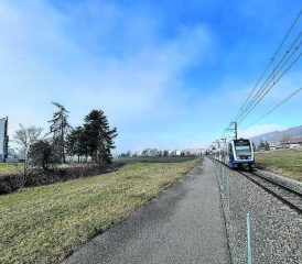 Ein möglicher Standort für die Werkhallen der Wynental- und Suhrentalbahn ist das in privatem Besitz befindliche Land zwischen der Alu Menziken und der Gemeindegrenze zu Leimbach. (Bild: Remo Conoci)