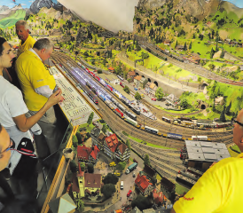 Die Eisenbahn- und Modellbaufreunde WSB kümmern sich um die detailreiche SBB-Anlage – die zahlreichen Besucher faszinierte die unbekannte Welt. (Bilder: Remo Conoci)