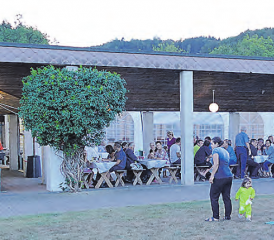Die Männerriege Oberkulm lud zum Sommerfest: Eine Gumpiburg für die Kinder, Volleyballspiele für die Sportlichen und Raclette für die Hungrigen. (Bild: zVg.)