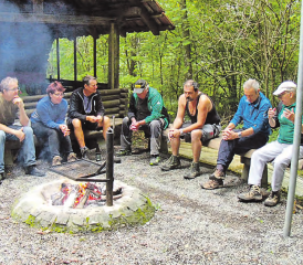Verpflegung bei der Semmlenhütte: Der wohlverdiente Lohn für die schweisstreibende Arbeit zugunsten der Natur und der Menschen. (Bild: zVg.)