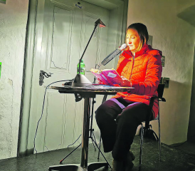 Grausliches aus dem «Jahr ohne Sommer»: SRF-Meteorologin Sabine Balmer las an der Gespensternacht im Schloss Hallwyl aus «Frankenstein». (Bild: zVg.)