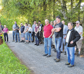 Wies immer wieder auf die von Borkenkäfern befallenen Fichten hin: Martin Leu kennt den Wald wie seine Westentasche. (Bild: aw.)