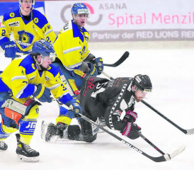 Ebenbürtig − und den Arosa-Spielern manchmal sogar einen Schritt voraus: Reinachs Marco Vogt in Begleitung die Aroser Thomas Michel (2), Luka Carevic (3) und David Rataggi. (Bild: rc.)