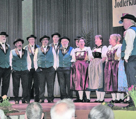 «Bi üs im Oberwynental»: Der Jodlerklub Oberwynental lud zum abwechslungsreichen Jahreskonzert ein. (Bilder: hh.)