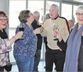 Aufs neue Jahr anstossen, sich über Wünsche austauschen und das Zusammensein geniessen. (Bild: Graziella Jämsä)