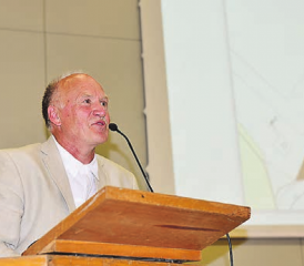 Der Gränicher Vizeammann Hanspeter Lüem stellte die vorhandenen Gemeindelandreserven vor. (Foto: A.W.)