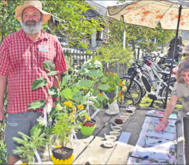 Museumsgartenwettbewerb: 15 Samen mussten den richtigen Pflanzen zugeordnet werden, links Gärtner Urs Imhof.