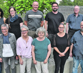 Die Jubilare stellen sich dem Fotografen: Nicht alle nahmen am Schulschlussessen teil, rechts vorne Gesamtschulleiter Dino Carpanetti. (Bild: aw.)
