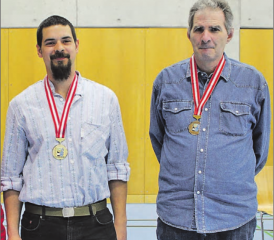 Ausgezeichnet: Armin Leuenberger konnte die Goldmedaille für den 1. Rang und Adrian Huwiler die Bronzemedaille für den 3. Rang in der Bezirksmeisterschaft 2018 in Empfang nehmen. (Bild: zVg.)