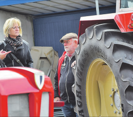 Die Räder sind grösser als der Besitzer des Traktors: Peter Bachmann (re.) im Gespräch mit einem Kirchleerauer Unternehmerpaar. (Bilder: st.)