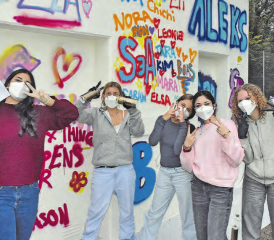 Ein beliebter Workshop beim Schwimmbad Rütimatten: Ausgelassen präsentieren Schülerinnen ihre Graffiti-Kunst. (Bilder: aw.)