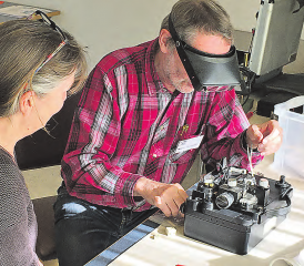 Reparieren statt wegwerfen: Das Repair Café Schöftland ist neu im Feuerwehrlokal angesiedelt. (Bild: zVg.)