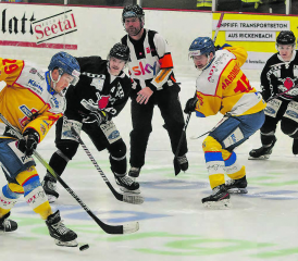Aus dem Weg! Simon Pfister (Nr. 42) und Schiedsrichter Thomas Aegerter stehen dem Dübendorfer Lukas Schläppi (Nr. 29) im Weg – dennoch wird dem Stürmer noch der Anschlusstreffer gelingen. (Bild: Roland Jaus)