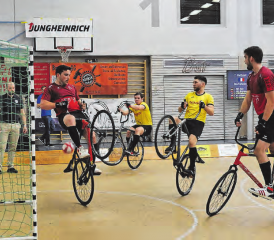 Die Lokalmatadoren aus Schöftland in gelben Shirts (links Michael Baumann, rechts Freddy Schenk) erreichten Rang 9.