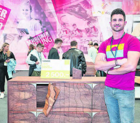 Simone Scozzi mit seinem Siegerbeitrag, einem Sideboard aus amerikanischem und europäischem Nussbaum. (Bild: zVg.)