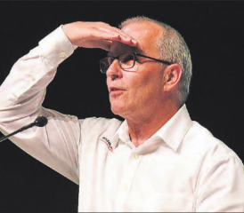 Suchte und fand Mehrheiten: Gemeindeammann Jules Giger stand im Scheinwerferlicht und hatte deshalb Mühe, die hochgestreckten Arme zu sehen. (Bild: mars.)