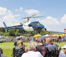 Höhepunkt an der «Flüügerchilbi» in Beromünster: Der einzige Polizei-Helikopter der Schweiz, ein Eurocopter AS350B3 «Ecureuil», hebt ab. (Bild: esw.)