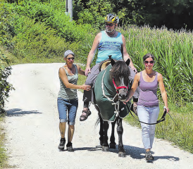 Erholung und Anstrengung zugleich: Die Hippotherapie-K stärkt dem Patienten die Rückenmuskulatur und fördert die Beweglichkeit. Erhard Bauhofer auf Hedin, unterwegs mit Annette Baumgartner (li.) und Gabriela Morgenthaler. (Bilder: moha.)