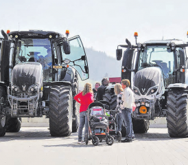 Agro Hausmesse der Sebastian Müller AG im Bohler in Rickenbach: Gross und Klein begutachtet die ausgestellten Maschinen. (Bilder: zVg.)