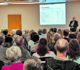 Voller Gemeindesaal − das Interesse der Leimbacher Bevölkerung an den Ausführungen des Fusionsexperten war gross. (Bild: rms.)