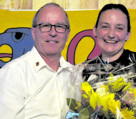 Über Traditionen, Werte und Kulturgut: Reinachs Gemeindeammann Jules Giger überreicht Festrednerin Denise Hintermann für ihre sympathische Ansprache ein Präsent. (Bild: hg.)