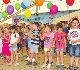 Schüler waren die Hauptakteure an der Einweihungsfeier: «99 Luftballön sind am Himmel z gse wie schön» sangen die Kindergärtler. (Bilder: aw.)