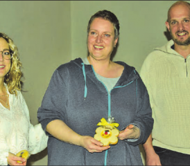 André Windisch dankte ihnen für den aussergewöhnlichen Einsatz: Claudia Streiff, Schulverwaltung (li.) und Alexandra Huber bewältigten die zahlreich anfallenden Arbeiten scheinbar mit links.