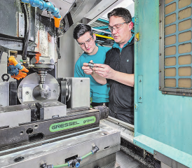 Zukunftsorientiert: Eichenberger bildet die nächste Generation von Gewindetrieb-Experten selber aus.