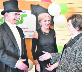 Welch ein Empfang: Der Gemeinderat Gontenschwil, im Bild Frau Gemeindeammann Renate Gautschy und Vizeammann Bruno Ellenberger, begrüsst die Gäste zum Neujahrsapéro. (Bilder: hg.)