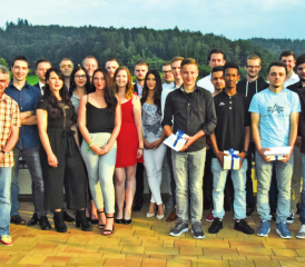 Es braucht einiges, um 22 junge Menschen flott durch die Prüfung zu bringen: Zum Abschluss posierten die Absolvierenden mit ihren Ausbildnern gemeinsam auf der Terrasse des Classic Centers in Safenwil. (Bilder: st.)