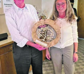 Ehrung für langjährige Vereinstreue: Präsidentin Marianne Arnold überreicht Ernst Kunz einen Lebensbaum. (Bild: zVg.)