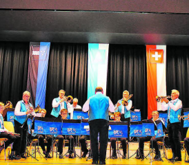 Die Mitglieder der Musikgesellschaft Leutwil spielten nicht nur mit Begeisterung. Sie steckten Zuschauerinnen und Zuschauer nur zu gerne damit an. (Bilder: grh)