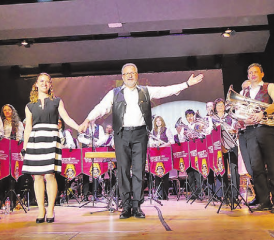 Ein verdienter Applaus für alle: Die Musikgesellschaft Boniswil stand unter der bewährten Direktion von Dieter Siegrist. Nita wirkte als Moderatorin und Gastsängerin mit. (Bilder: moha.)