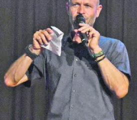 «Wissen Sie, wie viele Farben es gibt auf der Welt?» Standortleiter Christof Egger stimmte das Publikum auf das Motto des Abends ein.