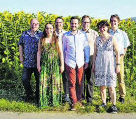 Die Grossratskandidaten der EVP Bezirk Kulm verteilten Sonnenblumen: (v.l.n.r.) Chris von Schoultz, Rahel Seibert, Jonas Weber, Uriel Seibert, Jürg Kuhn, Andrea Alpstäg-Wöhrle, Philipp Dätwyler, es fehlen Isabel Da Costa und Leonie Altwegg. (Bild: zVg.)